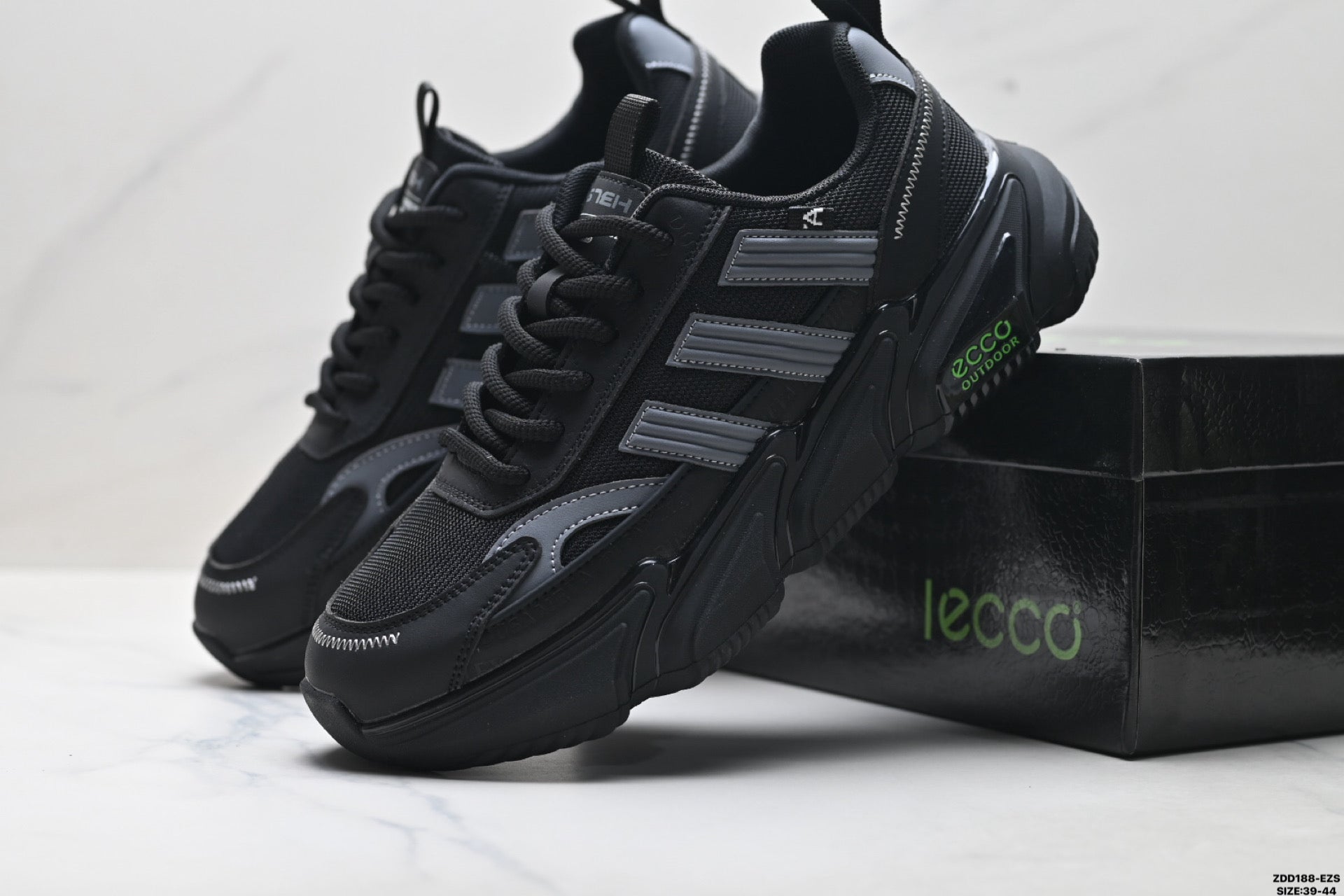 Ecco Terracruise Lt athletic shoes: mesh fabric for shock absorption, slip resistance, and breathability for outdoor performance.