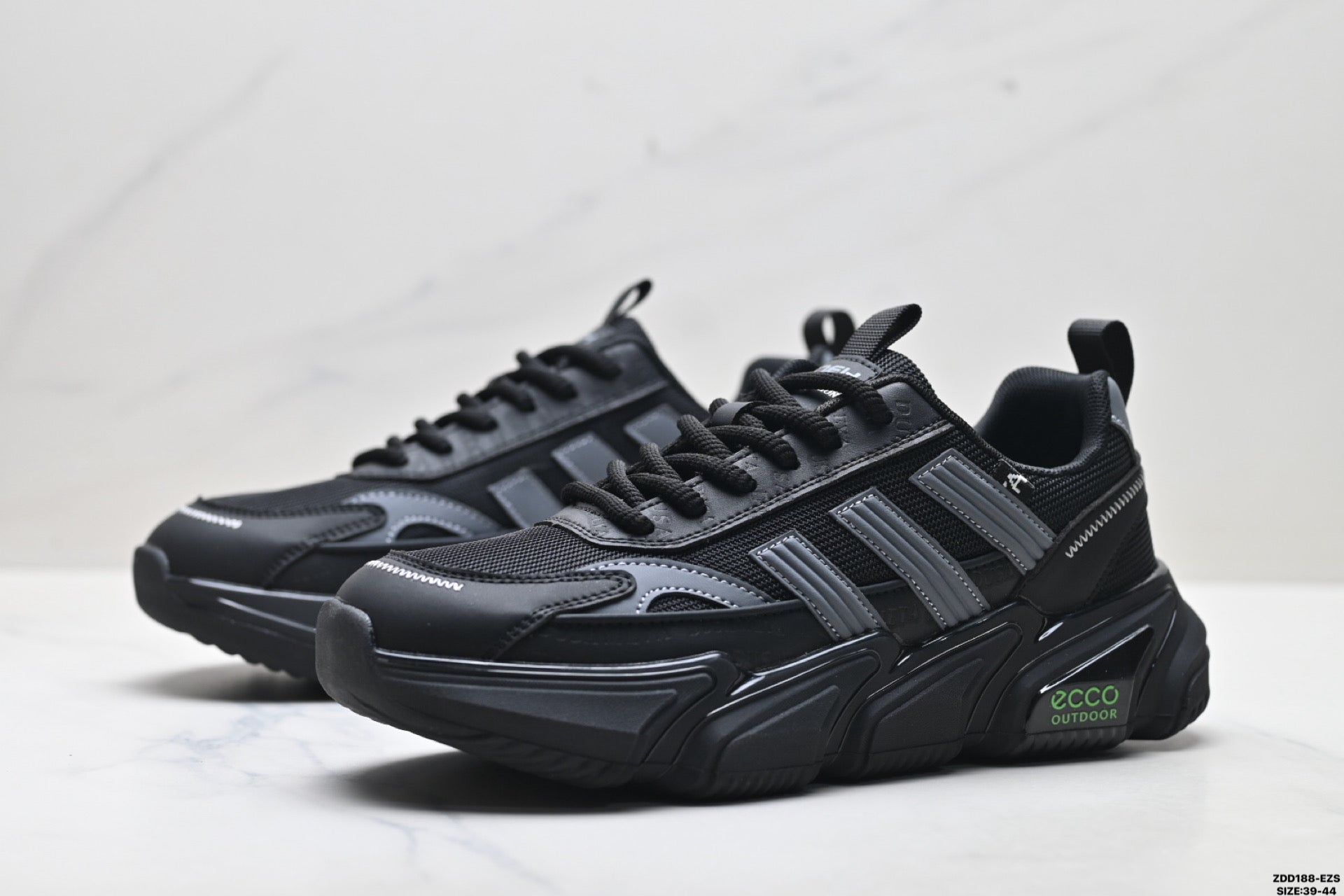 Ecco Terracruise Lt athletic shoes: mesh fabric for shock absorption, slip resistance, and breathability for outdoor performance.